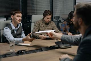 Élus du personnel consultant les indicateurs économiques et sociaux de leur entreprise