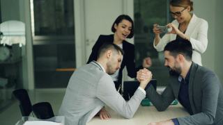 Compétition au travail : avantages et inconvenients pour les équipes