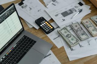 Internaliser ou externaliser la paie : comment choisir pour votre entreprise