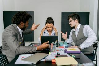 Jalousie au travail : comment le service RH peut intervenir
