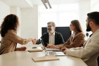Fidéliser les salariés : stratégies RH pour réduire le turnover
